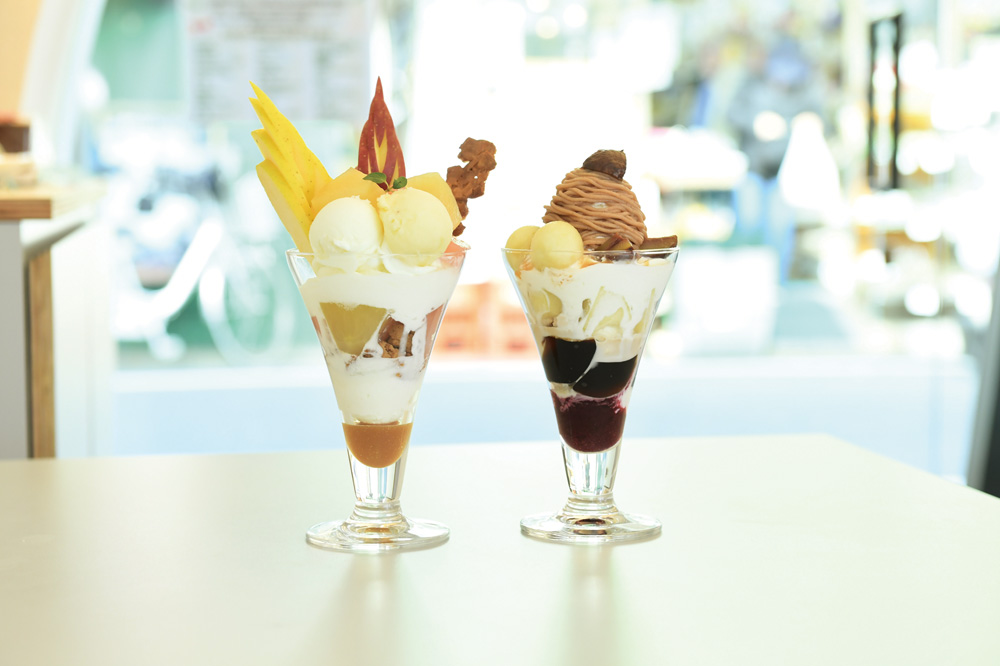 写真:「りんごパフェ」と「栗と洋梨のパフェ」