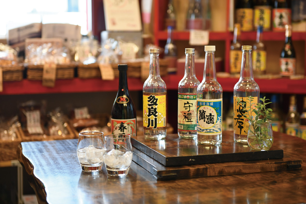 写真:毎週木曜日の夜は「泡盛部」開催